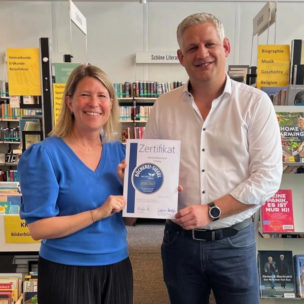 Marion Leitmeir, Leiterin der Gemeindebücherei Erdweg, und Erster Bürgermeister Christian Blatt freuten sich über die Auszeichnung. (Foto: Gemeinde Erdweg)