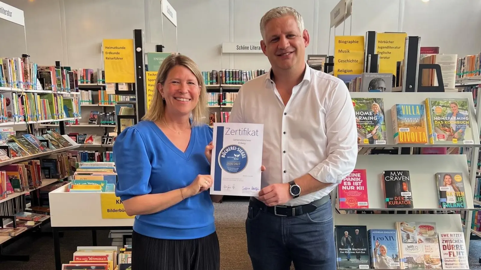 Marion Leitmeir, Leiterin der Gemeindebücherei Erdweg, und Erster Bürgermeister Christian Blatt freuten sich über die Auszeichnung. (Foto: Gemeinde Erdweg)