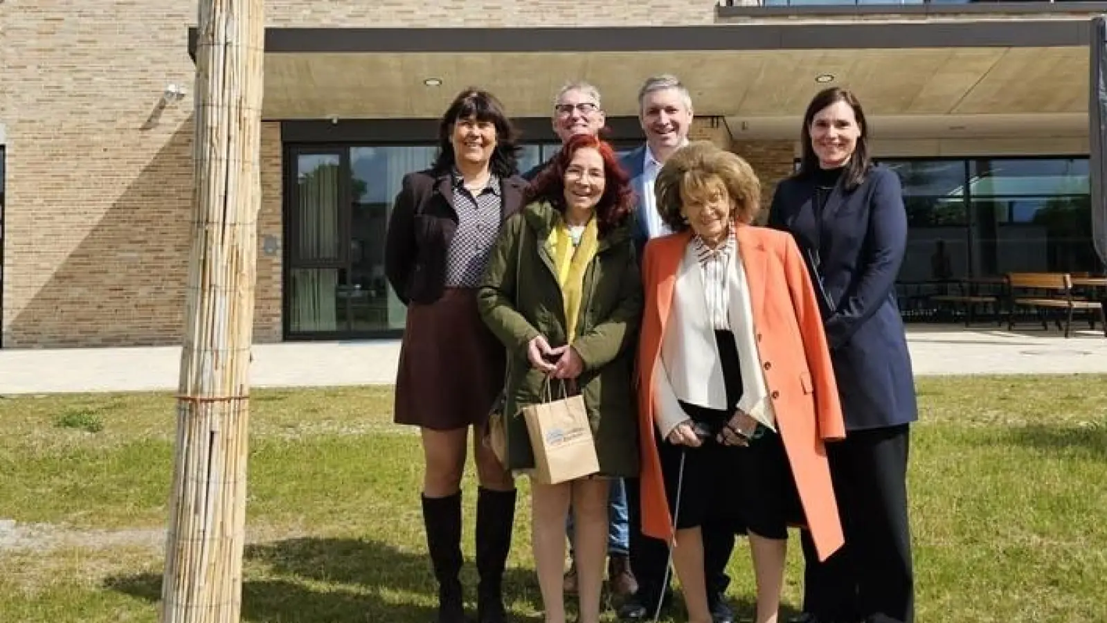 Brigitte Grams-Loibl, Ministerialbeauftragte&nbsp;für&nbsp;die&nbsp;Gymnasien&nbsp;in&nbsp;Oberbayern-West, deren Mitarbeiter Studiendirektor Werner Anetsberger, Schulleiter Tobias Berlinger und dessen Stellvertreterin Karoline Nitzlnader (hinten, von links), mit stellvertretender Landrätin Marianne Klaffki und Charlotte Knobloch, Präsidentin der Israelitischen Kultusgemeinde München und Oberbayern (vorne, von links). (Foto: Katja Brenner)