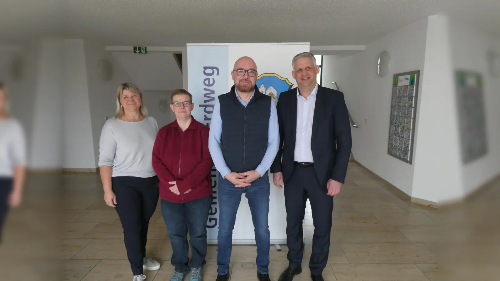 Begrüßung der neuen Mitarbeiter durch 1. Bürgermeister Christian Blatt (re) und Petra Aidelsburger (li): Camillo Wittig (mitte re), Nicole Rothammer (mitte li) und Stefanie Thiel (nicht auf dem Foto). (Foto: Gemeinde Erdweg)