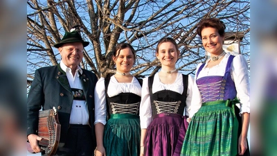 Eine volksmusikalische Familie: Elisabeth Rehm (re) präsentiert Töchter und Ehemann im Schleißheimer Schloss. (Foto: Familie Rehm privat / www.konzertwerk-muenchen.de)