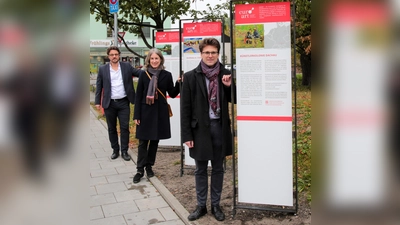 OB Florian Hartmann, Monika Webersberger (Leiterin Tourismus) und Tobias Schneider (Leiter Kultur, Tourismus und Zeitgeschichte) bei der Enthüllung (von re). (Foto: Stadt Dachau)