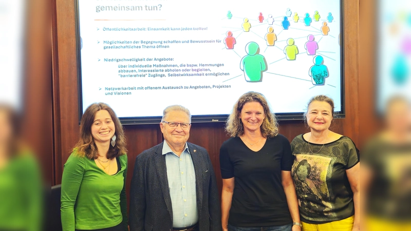Reinhold Heiss, Vorsitzender des Landkreisseniorenbeirates, zusammen mit Beiratsmitglied Alexandra Schäfer sowie Jenny Brunken und LenaMaurer von der Beratungsstelle für seelische Gesundheit im Alter des Caritas-Zentrums Dachau.  (Foto: Bernhard Krusch)