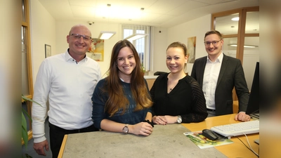 Thomas Ostermeir, Christina Liebhart, Julia Pfisterer und Martin Scheitler (von li). (Foto: VR-Bank Dachau)