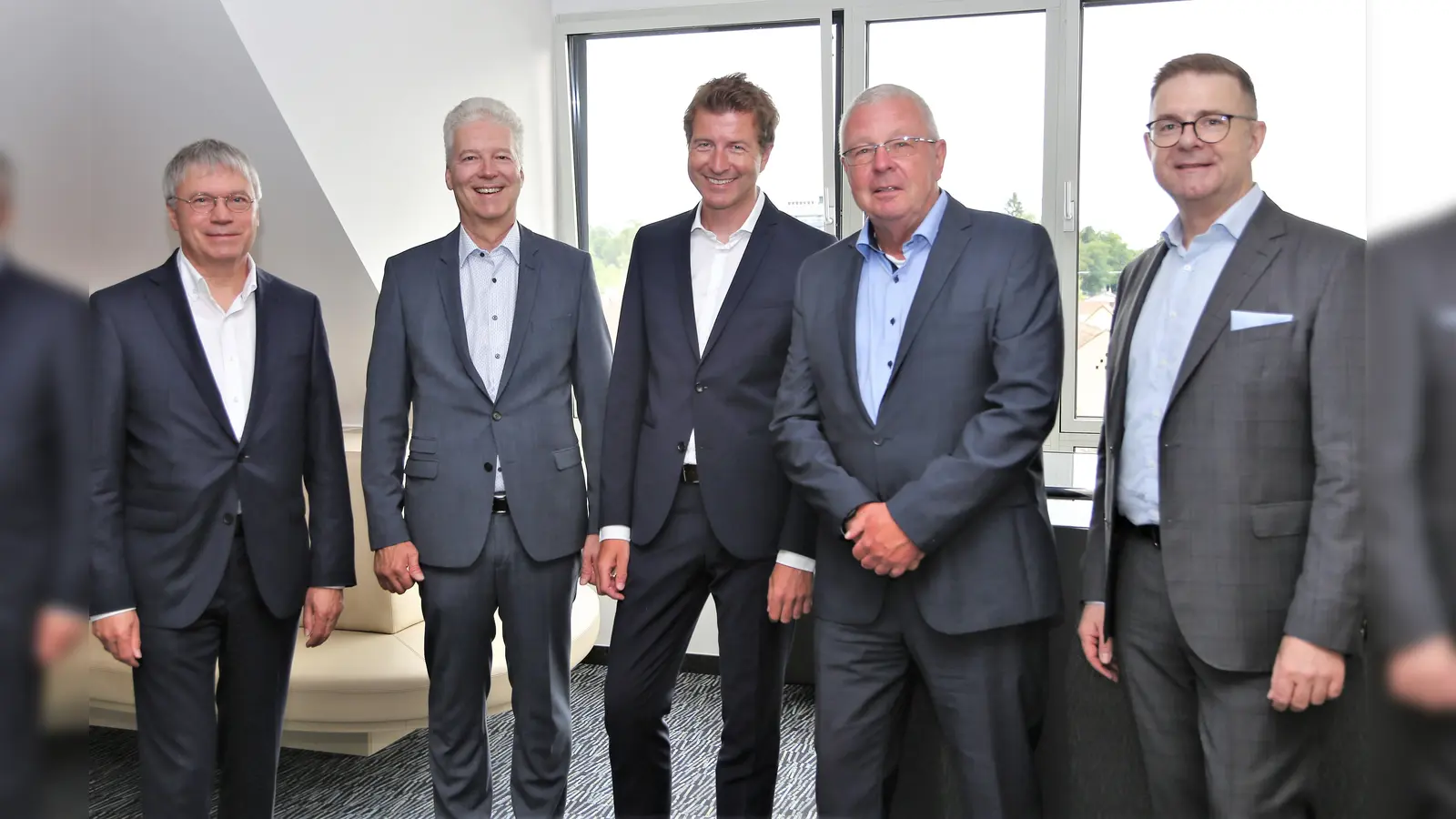 Der neue Vorstand Klaus Berger (Mitte) mit Karl-Heinz Hempel, Aufsichtsrat Günter Wörl, Thomas Höbel und Johann Schöpfel. (Foto: VR-Bank Dachau)
