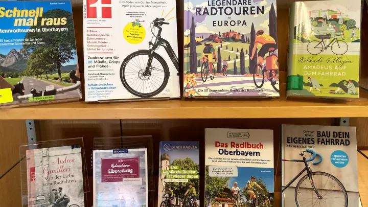 Im Juni findet man in der Stadtbücherei viel Lesestoff „Rund ums Rad”. (Foto: Stadtbücherei Dachau)