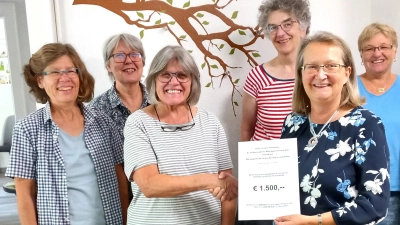 Übergabe der Spende des Vereins artTextil an das Palliativteam Dachau. (Foto: artTextil)