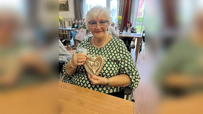 Jeder Gast erhielt ein Lebkuchenherz. (Foto: Kursana)