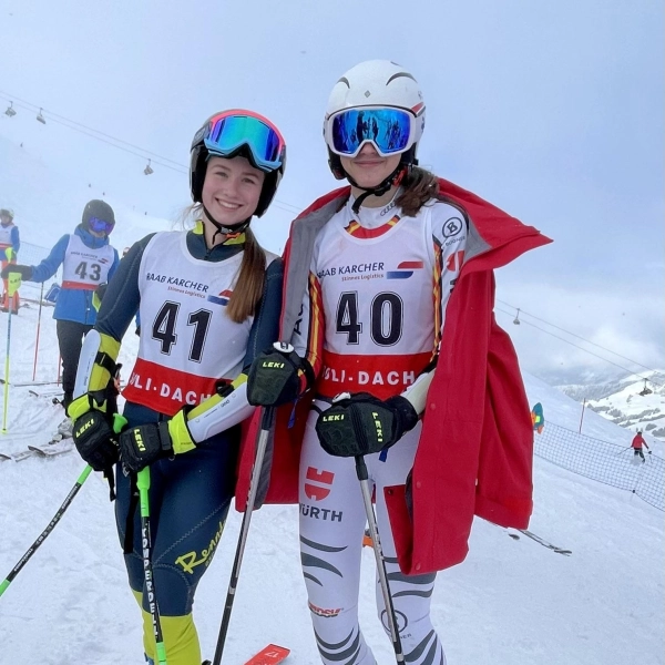 Die erste und zweite der Altersgruppe U18 Louisa Zimmer (40) und Pia Schneider (41, beide GSC) strahlen um die Wette. (Foto: GSC)