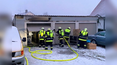 Die Feuerwehren verhinderten das Übergreifen der Flammen auf die angrenzende Dachfläche. (Foto: Kreisbrandinspektion Dachau)