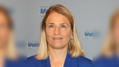 Die neue Landesvorsitzende des VdK Bayern, Verena Bentele (links), dankte ihrer Vorgängerin Ulrike Mascher für deren großen Einsatz für den Sozialverband VdK: „Ohne sie hätten wir heute nicht diesen Erfolg in Bayern und im Bund.” (Foto: job)