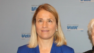 Die neue Landesvorsitzende des VdK Bayern, Verena Bentele (links), dankte ihrer Vorgängerin Ulrike Mascher für deren großen Einsatz für den Sozialverband VdK: „Ohne sie hätten wir heute nicht diesen Erfolg in Bayern und im Bund.” (Foto: job)
