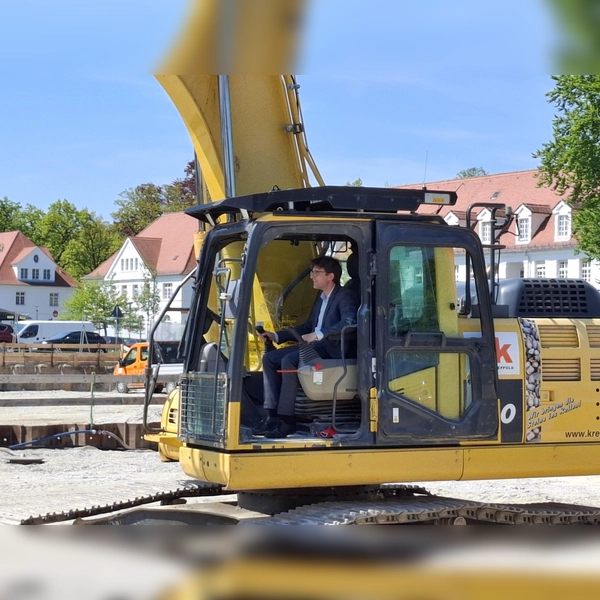 Baubeginn mit Oberbürgermeister Florian Hartmann. (Foto: jj)