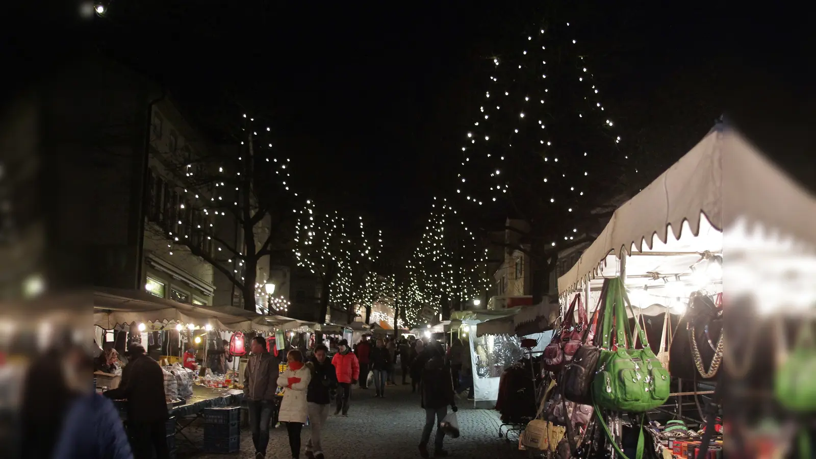 Am Sonntag kann man über den Advents- und Christkindlmarkt in der Dachauer Altstadt bummeln. (Foto: ek)