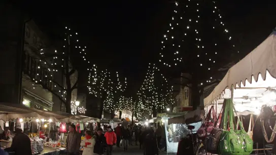 Am Sonntag kann man über den Advents- und Christkindlmarkt in der Dachauer Altstadt bummeln. (Foto: ek)