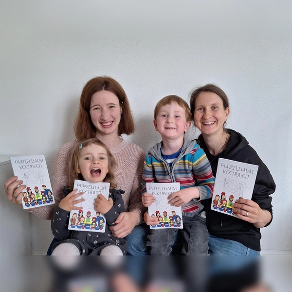 Daniela Erhorn (links) und Sara Berndt (rechts) mit ihren Kindergartenkindern. (Foto: Kindergarten Purzelbaum )