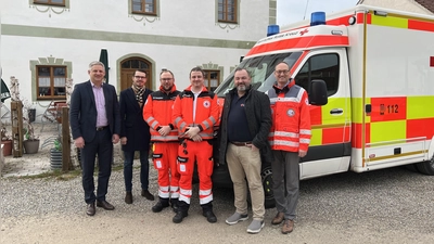 Bürgermeister Christian Blatt (links) und BRK-Vorstand Bernhard Seidenath (rechts) hoffen, dass der zusätzliche Standort in Erdweg erhalten bleibt. (Foto: BRK Dachau)