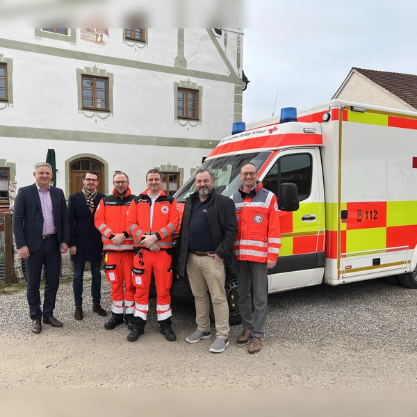 Bürgermeister Christian Blatt (links) und BRK-Vorstand Bernhard Seidenath (rechts) hoffen, dass der zusätzliche Standort in Erdweg erhalten bleibt. (Foto: BRK Dachau)