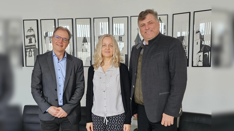 Landrat Stefan Löwl und Albert Sikora (l.) heißen Andrea Noha herzlich willkommen.  (Foto: LRA Dachau, Sina Török)