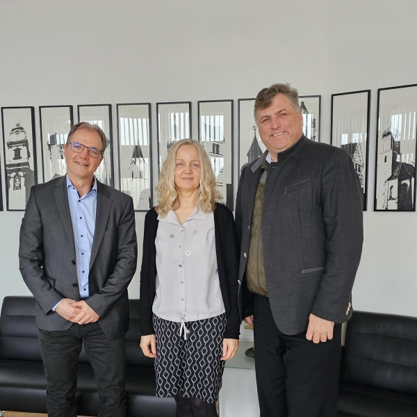 Landrat Stefan Löwl und Albert Sikora (l.) heißen Andrea Noha herzlich willkommen.  (Foto: LRA Dachau, Sina Török)