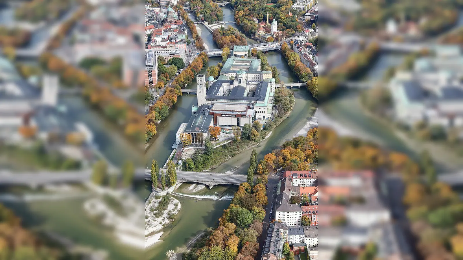 Der Zugang zum Deutschen Museum erfolgt zurzeit über die Corneliusbrücke, hier im Vordergrung zu sehen.  (Foto: © Bernd Wackerbauer )