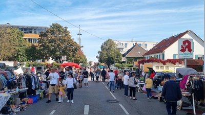 Auf gutes Wetter hoffen alle, die über den Markt bummeln oder in den offenen Geschäften einkaufen möchten. (Foto: dek)