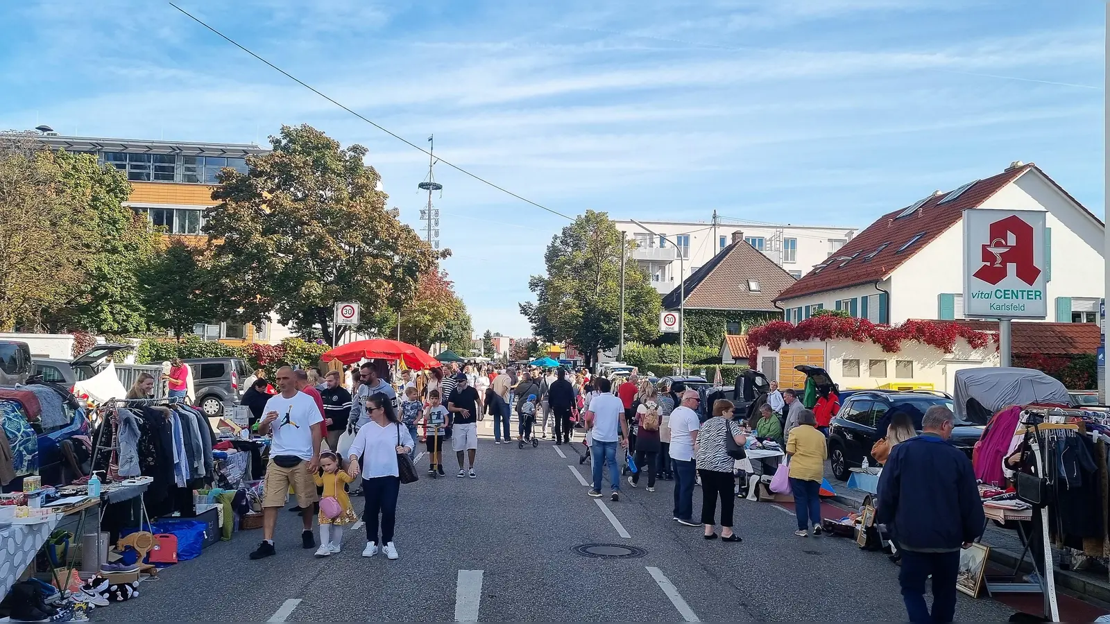 Auf gutes Wetter hoffen alle, die über den Markt bummeln oder in den offenen Geschäften einkaufen möchten. (Foto: dek)