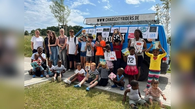 Mittelschule Indersdorf und Chaoscityriders spenden Bücher an die Erdweger Asylunterkunft. (Foto: Miriam Kohr)