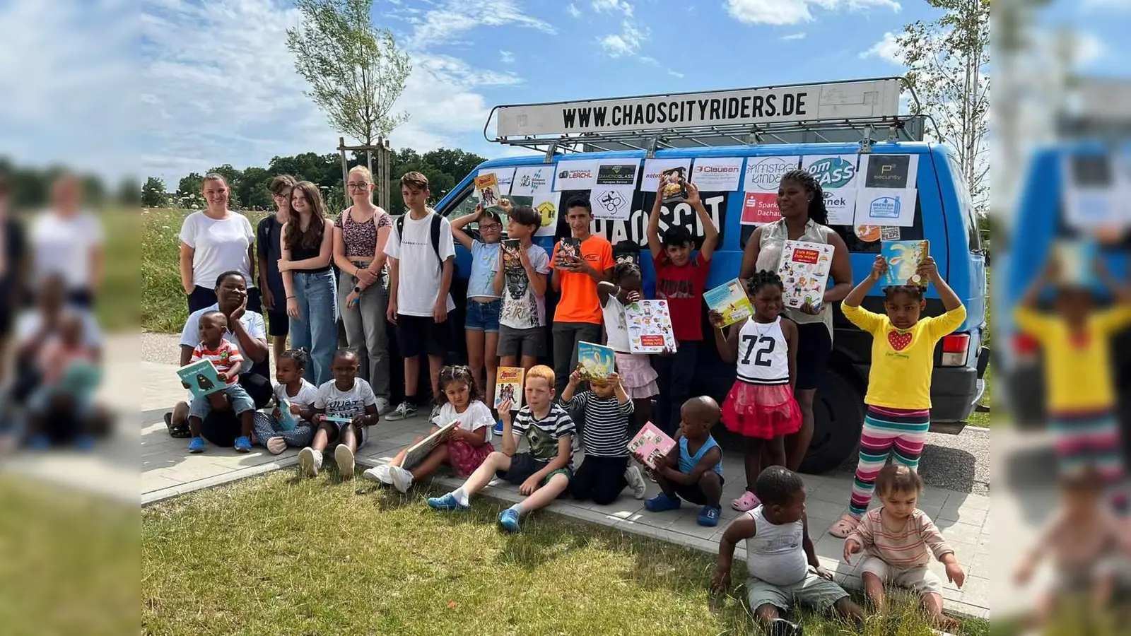 Mittelschule Indersdorf und Chaoscityriders spenden Bücher an die Erdweger Asylunterkunft. (Foto: Miriam Kohr)