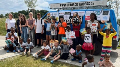 Mittelschule Indersdorf und Chaoscityriders spenden Bücher an die Erdweger Asylunterkunft. (Foto: Miriam Kohr)