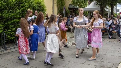 Die Kinder- und Jugendvolkstanzgruppe zeigte, dass bayerisches Brauchtum auch heute geschätzt und gelebt wird. (Foto: HMK)
