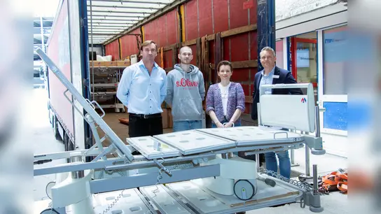  Bettentransport für Krankenhäuser in der Ukraine: Oberärztin Dr. Irene Mindjuk mit Klinikgeschäftsführer Marc Bernstädt (r.), dem Leiter der Medizintechnik Juri Stefan (l.) und Evgeny Logunov von der Hilfsorganisation Weles e.V.  (Foto: Helios)