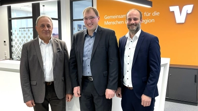 Hauptgeschäftsstellenleiter Stefan Geng (li) und Johannes Lerchl (re) gratulieren Christian Scheitler zur neuen Aufgabe.. (Foto: VR-Bank)