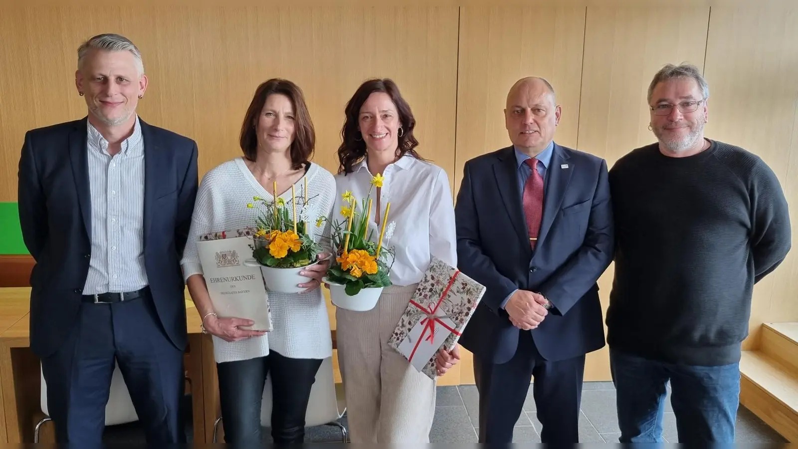 Feier zum 25-jährigen Firmenjubiläum bei der BKK ProVita: Hauptabteilungsleiter Josef Huber, Susanne Sonhüter, Maria Arzberger, Eugen Winkelmair und Ulrich Bachl (von links). (Foto: BKK)