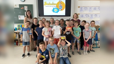 Die Klassen der Grund- und Mittelschule, die Vorschulgruppen aller Kinderhäuser und die Lesegruppe Büchereiteam erlesen gemeinsam das Rathaus zum Bücherturm. (Foto: Gemeinde Erdweg)