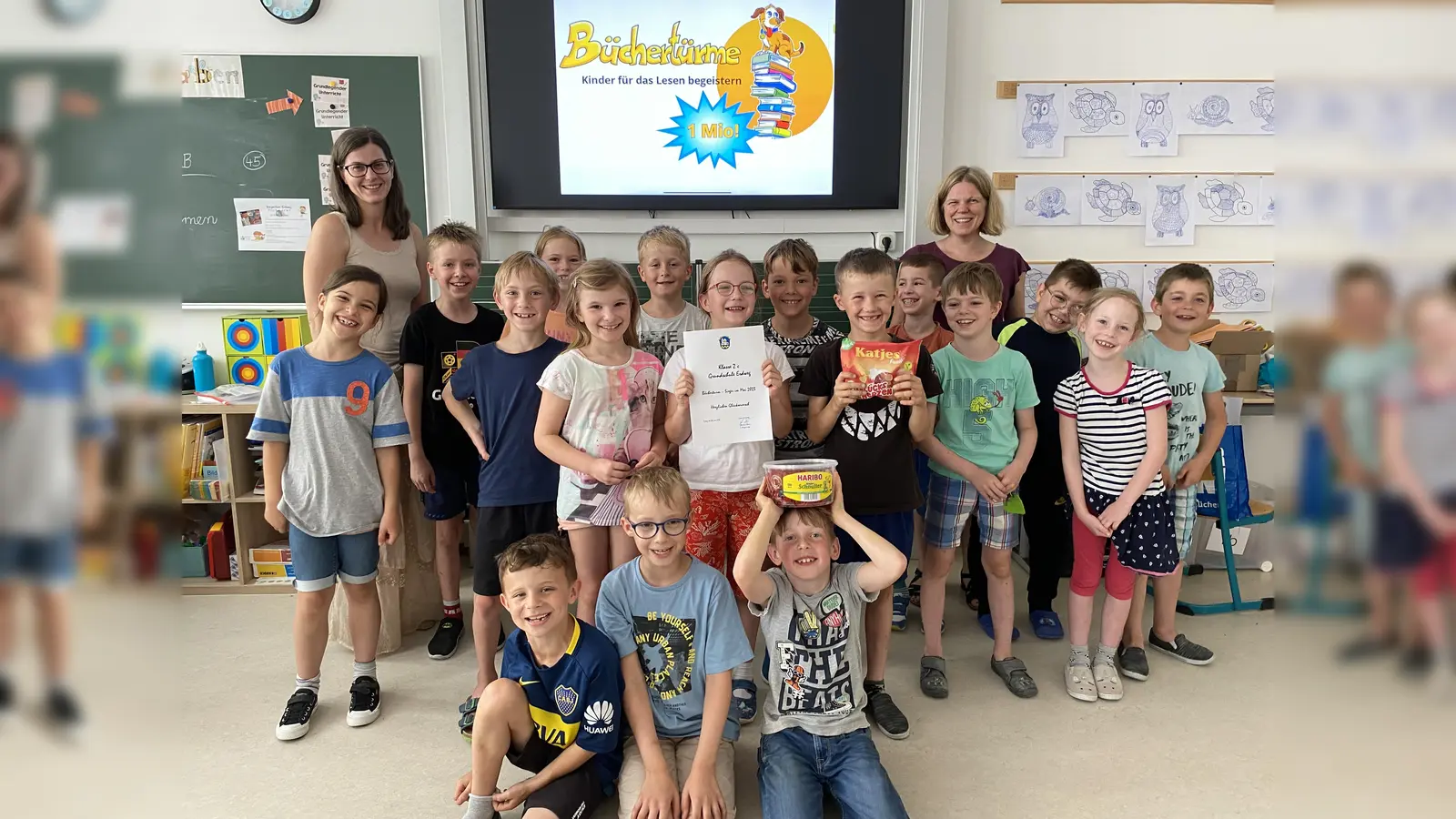 Die Klassen der Grund- und Mittelschule, die Vorschulgruppen aller Kinderhäuser und die Lesegruppe Büchereiteam erlesen gemeinsam das Rathaus zum Bücherturm. (Foto: Gemeinde Erdweg)