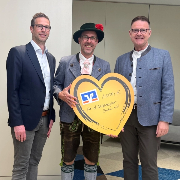  VR-Pressesprecher Florian Rohrmüller, Vereinsvorstand Stefan Zausinger und VR-Vorstandssprecher Johann Schöpfel (von links). (Foto: VR-Bank)