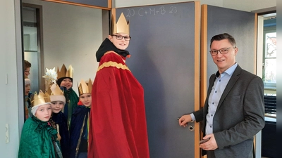 Bürgermeister Wolfgang Hörl freute sich über die Sternsinger im Rathaus. (Foto: Gemeinde Schwabhausen)