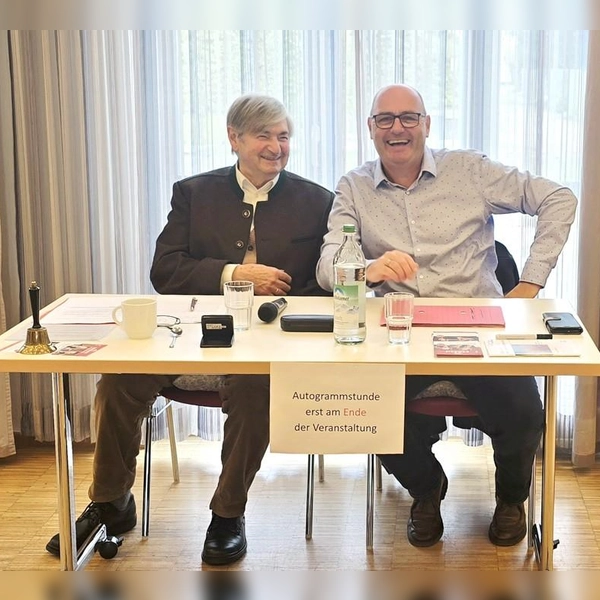 Bernhard Ulrich (r.) gab Einblicke hinter die Kulissen von „Dahoam is Dahoam“, Alfons Vogelmeier moderiert das Erzählcafé. (Foto: Treffpunkt 50+)