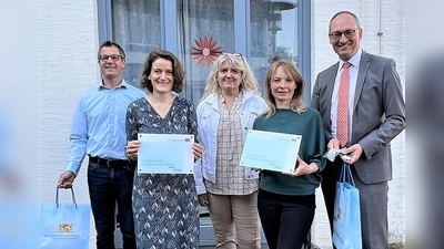 Lasse Collmann (Gemeindecaritas und Leiter Seniorendienste), Heidi Schaitl (Caritas-Kreisgeschäftsführerin), Inge Hasselbrink (Koordinatorin Seniorenbegleiter/-innen), Madlen Hardtke (Fachstelle für pflegende Angehörige) und MdL Bernhard Seidenath (von li). (Foto: Caritas)