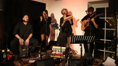 Mit ihren Akustik-Folkpopsongs brachte die Dachauer Gruppe Garou am 5. Oktober das Publikum zum Mitklatschen und Mitsingen.  (Foto: Landratsamt Dachau, Veronika Plajer)