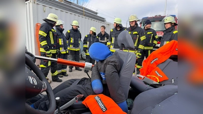 Wie eine Person nach einem Verkehrsunfall aus einem Pkw befreit wird, wurde den fördernden Mitgliedern demonstriert. (Foto: FFW Dachau)