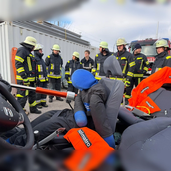 Wie eine Person nach einem Verkehrsunfall aus einem Pkw befreit wird, wurde den fördernden Mitgliedern demonstriert. (Foto: FFW Dachau)