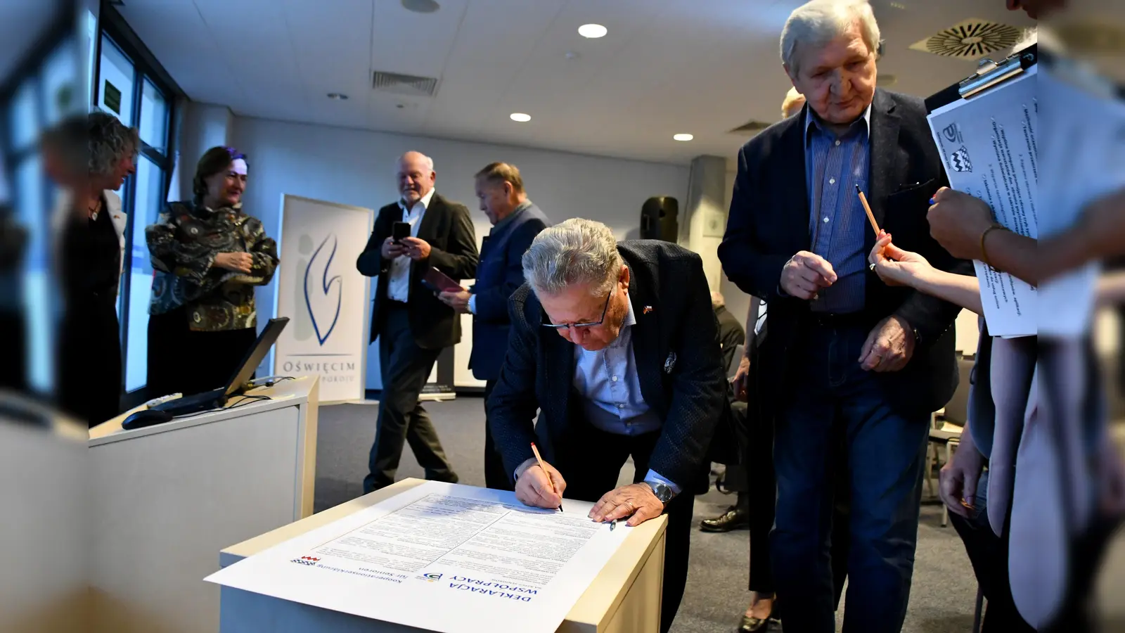Reinhold Heiss, 1 Vorsitzender des Landkreis-Seniorenbeirats Dachau beim unterzeichnet den Kooperationsvertrag. (Foto: Landratsamt Oświęcim, Foto: Rafał Lorek)