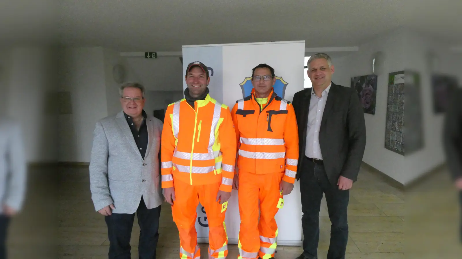 Paul Siebert vom technischen Bauamt, Hubert Bader, Bauhofleiter, Alexander Moos und 1. Bürgermeister Christian Blatt (von li). (Foto: Gemeinde Erdweg)