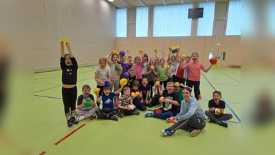 Gut ausgepowert: Die Kinder der Klasse 2b zusammen mit Jugendbetreuerin Agnes Kokai. (Foto: sb)