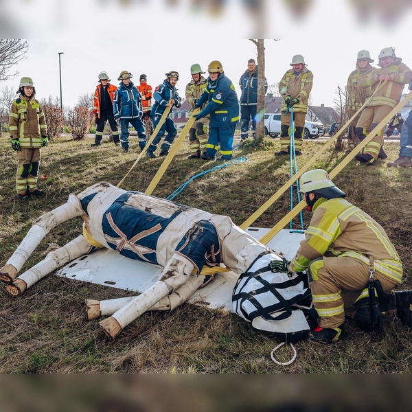 Auch das fachgerechte Anlegen von Hebegurten und speziellen Rettungsgeschirren wurde geübt. (Foto: KBI Dachau)