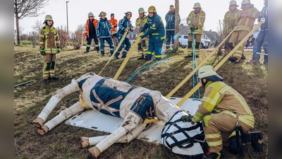 Auch das fachgerechte Anlegen von Hebegurten und speziellen Rettungsgeschirren wurde geübt. (Foto: KBI Dachau)