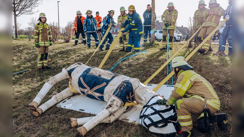 Auch das fachgerechte Anlegen von Hebegurten und speziellen Rettungsgeschirren wurde geübt. (Foto: KBI Dachau)