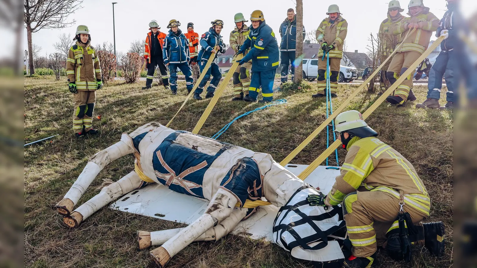 Auch das fachgerechte Anlegen von Hebegurten und speziellen Rettungsgeschirren wurde geübt. (Foto: KBI Dachau)